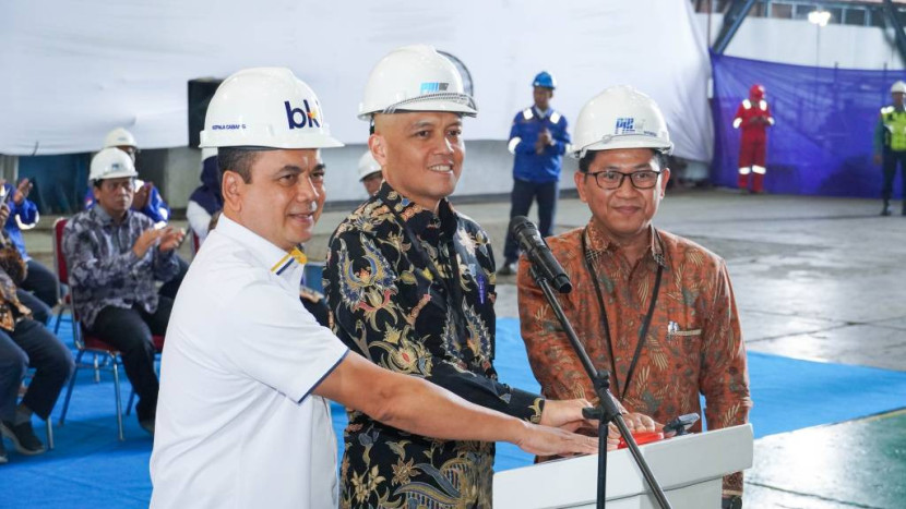 Simbolis penekanan tombol sebagai tanda di mulainya joint block PLTAL oleh General Manager PLN Puslitbang Mochamad Soleh [tengah], GM Pemasaran-Penjualan PT PAL Aris Wacana Putra [kanan], dan perwakilan dari BKI di PT PAL Indonesia. Foto: Corcomm PAL