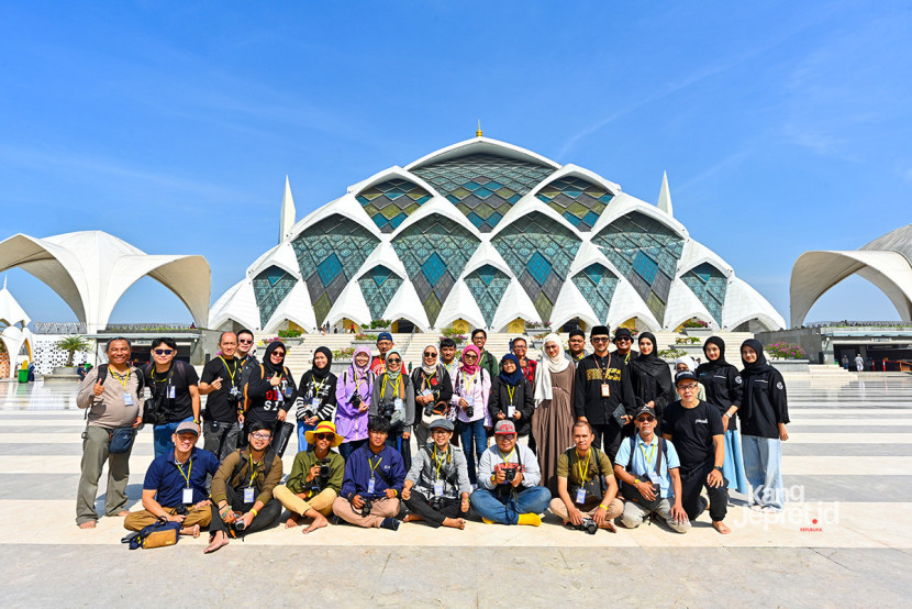 Sejumlah peserta mengikuti sesi foto bersama di Masjid Al Jabbar Bandung (Dok Pexel Bandung/Kevin Yung).