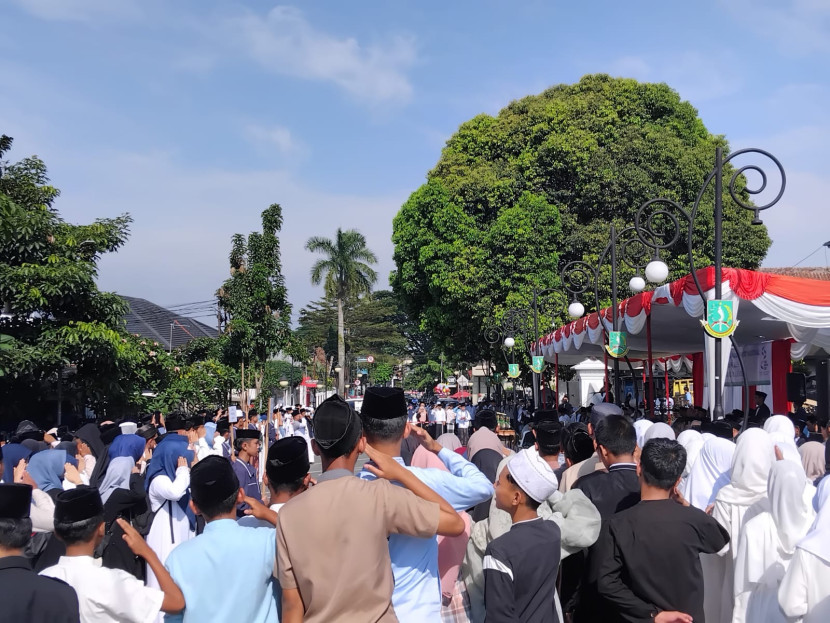 Upacara peringatan Hari Santri Tingkat Kota Sukabumi Tahun 2025 yang berlangsung di Plaza Balai Kota Sukabumi, Rabu (22/10/2025).