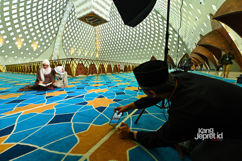 Property Manager Masjid Raya Al Jabbar Hilman Ardieka turut memotret pada sesi pemotretan di lantai mezzanin Masjid Al Jabbar Bandung (Dok Pexel Bandung/Kevin Yung).