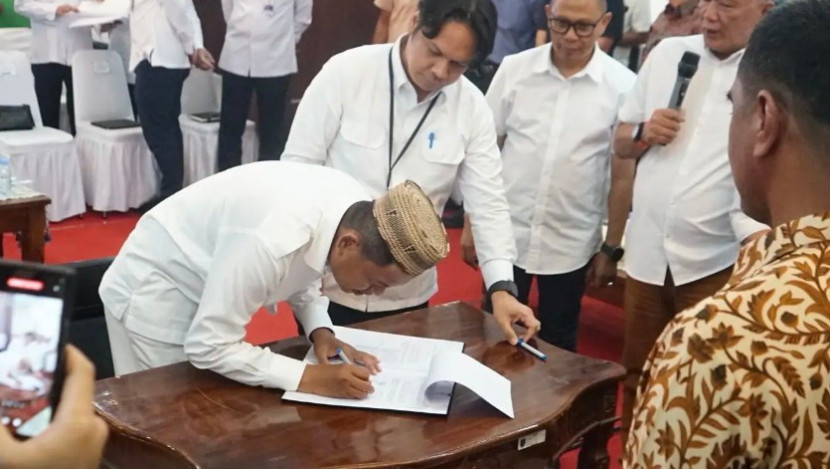 Gubernur Jabar Dedi Mulyadi melakukan penandatanganan kerjasama PSN dalam kegiatan Rakor bersama sejumlah kepala daerah dan pelaku usaha di Balai Kota Depok, Selasa (21/10/2025). (Foto: Diskominfo Kota Depok) 