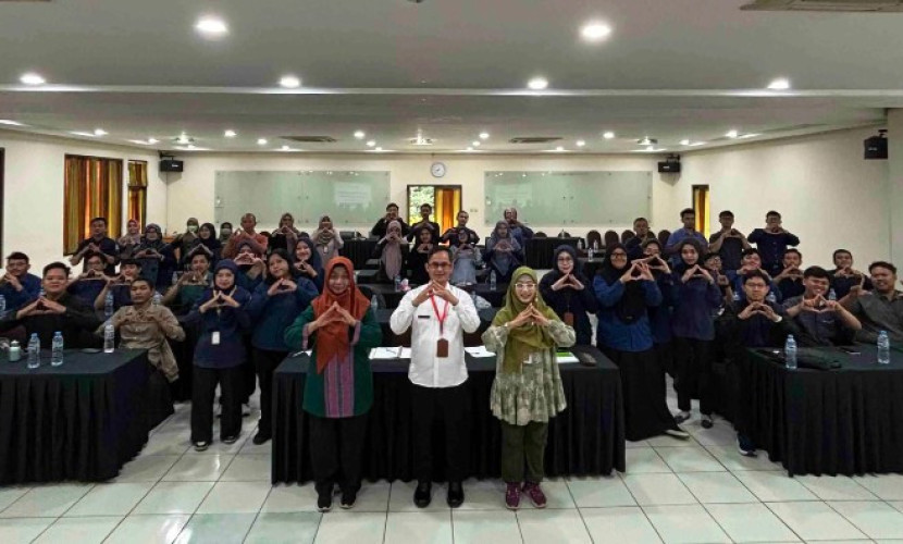 Kepala Diskarpus Depok, Utang Wardaya bersama peserta Bimtek Pengelolaan Arsip Dinamis Diskarpus Kota Depok. (Foto: Dok Diskominfo Kota Depok)
