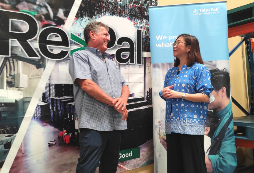 Sustainability Director Tetra Pak ASEAN, Terrynz Tan (kanan) berbincang dengan President Direktur PT Re>Pal Internasional Indonesia, Marcus Goldstein. FOTO: Tetra Pak