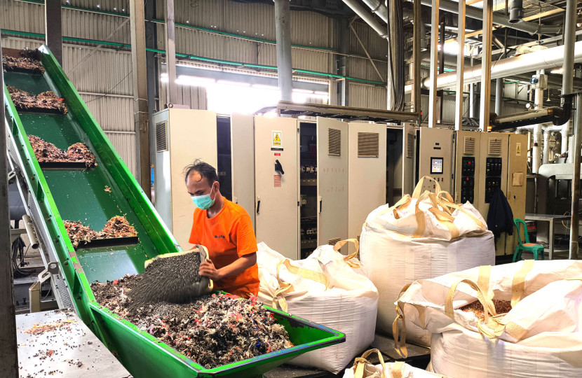 Proses daur ulang limbah kemasan jadi palet industri di PT Re>Pal Internasional Indonesia. FOTO: Dadang Kurnia/ Sekitarsurabaya.com