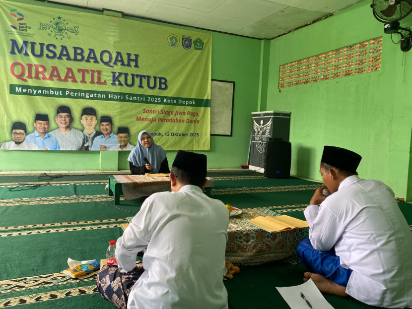 Seorang peserta perempuan sedang mengikuti Lomba Qiroatul Kutub