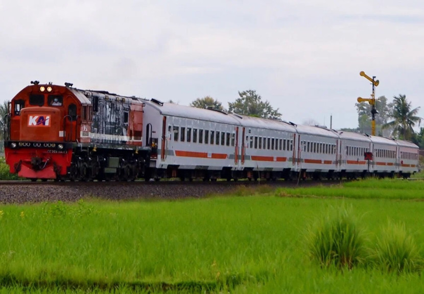 Ilsutrasi. PT Kereta Api Indonesia (KAI) memperkuat konektivitas antardaerah di Pulau Sumatra melalui layanan KA Rajabasa, kereta api dengan relasi terpanjang di Sumatra. (Foto: Humas KAI)