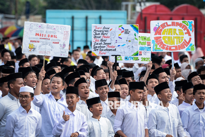 Para santri saat mengikuti apel Hari Santri Nasional 2025. 