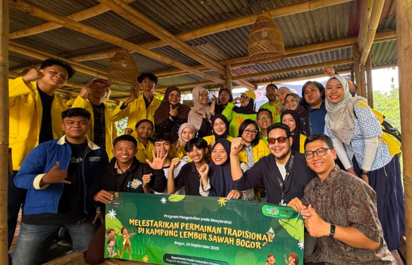 Pengabdian masyarakat Prodi Produksi Media, Program Pendidikan Vokasi UI mengusung tema “Pengenalan Bisnis melalui Gim Mobile Bertemakan Permainan Tradisional”, dengan mengenalkan gim edukatif berbasis permainan tradisional yakni congklak. (Foto: Dok Humas UI)