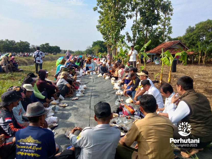 Warga menikmati tumpeng dan hasil bumi secara lesehan di bawah rindangnya pohon jati. (Foto: Dok Informasi Komunikasi Perusahaan Perhutani KPH Majalengka)