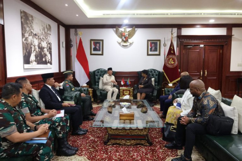 Menhan Sjafrie Sjamsoeddin bertemu Menhan dan Veteran Militer Afrika Selatan (Afsel) Matsie Angelina Motshekga. Sumber: Kemenhan