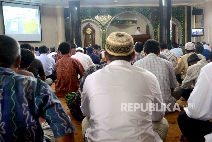 Suasana saat khutbah pada sholat Jumat. Foto: Republika/Agung Supriyanto