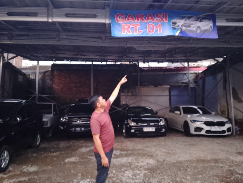 Lokasi garasi umum di Perum Gading Kencana Asri RT 01 RW 17, Kelurahan Karangtengah, Kecamatan Gunungpuyuh, Kota Sukabumi, Kamis (23/10/2025).