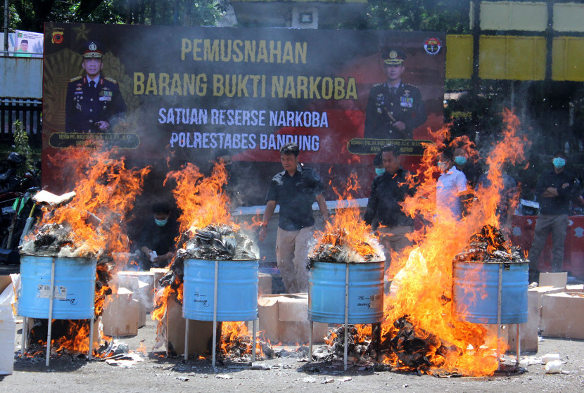 Pemusnahan narkoba dan obat-obatan tertentu (OOT) di halaman Satres Narkoba Polrestabes Bandung, Kamis (23/10/2025). Foto: Edi Yusuf