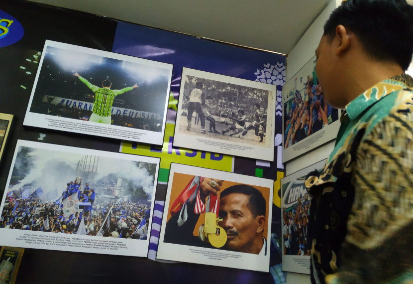 Foto-foto sejarah Persib pada pameran Milestone 215 Tahun Kota Bandung, di Museum Kota Bandung, Selasa (21/10/2025). Foto: Edi Yusuf