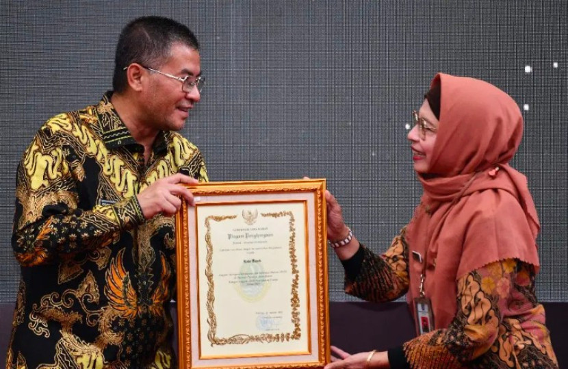 Staf Ahli Wali Kota Depok Bidang Sumber Daya Manusia dan Kemasyarakatan, Diah Sadiah menerima Penghargaan Peningkatan Kinerja JDIH dari Wakil Gubernur Jawa Barat, Erwan Setiawan di Gedung Sate Bandung, Senin (29/09/2025). (Foto: Dok Diskominfo Kota Depok) 