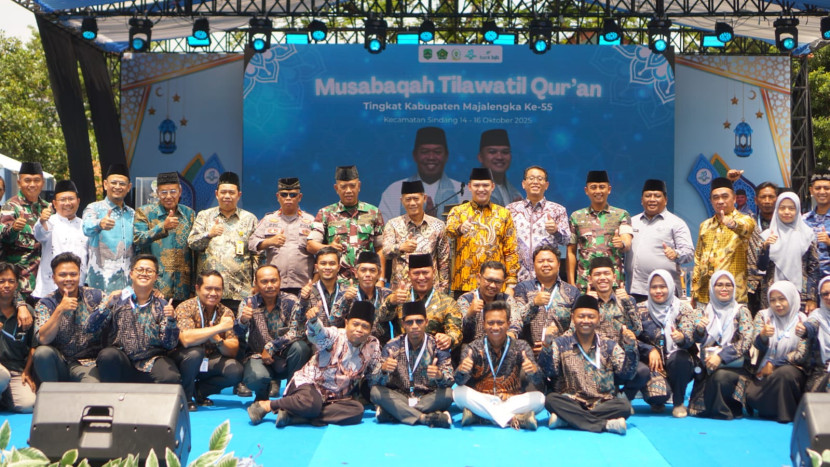 Forum Kepala Desa Kecamatan Sindang berfoto bersama dengan jajaran Forkopimda, Forkopimcam dan Wakil Bupati Majalengka, Dena Muhamad Ramdhan. (Foto: Dok Eko Widiantoro)