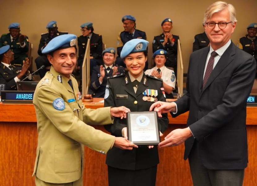 Brigadir Renita Rismayanti (tengah) saat menerima penghargaan. (Foto: Dok Humas Polri) 
