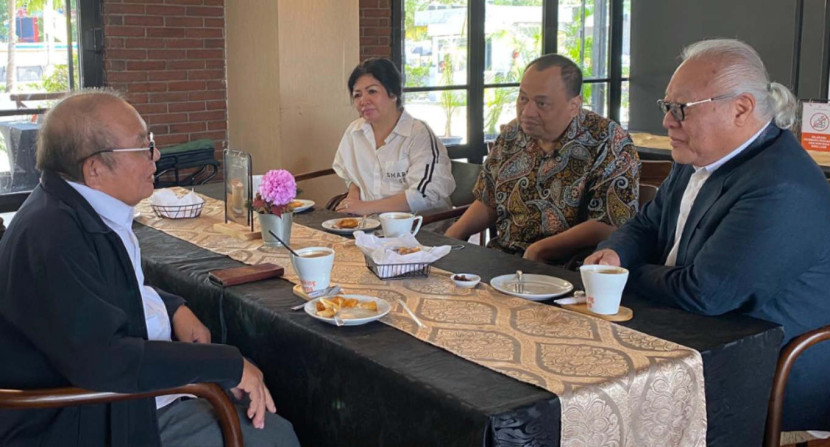 Komitmen Prof. Dr. Ir. Gimbal Doloksaribu, Ketua Umum Persatuan Profesor/Guru Besar Indonesia (PERGUBI), Prof. Hoga Saragih, dan Prof. Dr. Rudy Harjanto dari LSPR Institut Komunikasi dan Bisnis, pada kemajuan ilmu pengetahuan di Indonesia. (Foto: Dok RUZKA INDONESIA)