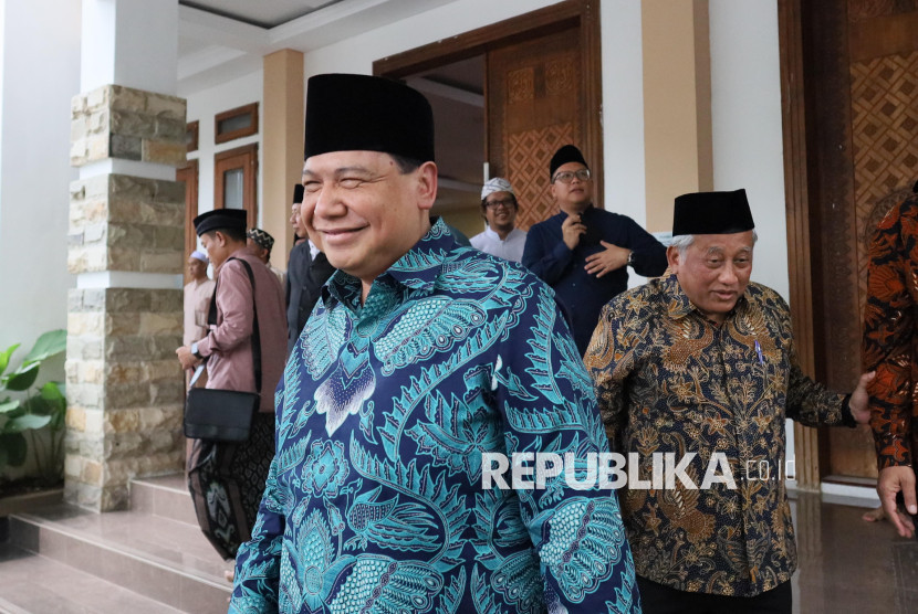 Pemilik Trans7 Chairul Tanjung (tengah) mengunjungi Pondok Pesantren Lirboyo.