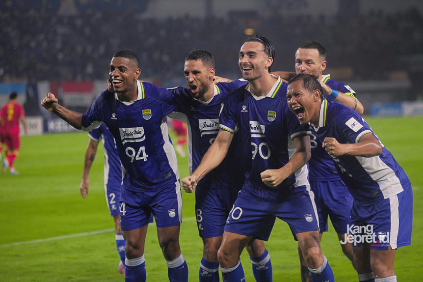 Penggawa tim Persib Bandung merayakan gol kedua tim Maung Bandung yang dicetak Andrew Jung (tengah) pada laga Grup G AFC Champions League Two (ACL 2) di Stadion GBLA Bandung, Kamis (23/10/2025) malam. KANGJEPRET.ID/ YOGI ARDHI, (Data: Nikon D700, Nikkor AF 80-200/2.8 ED 3rd Gen)