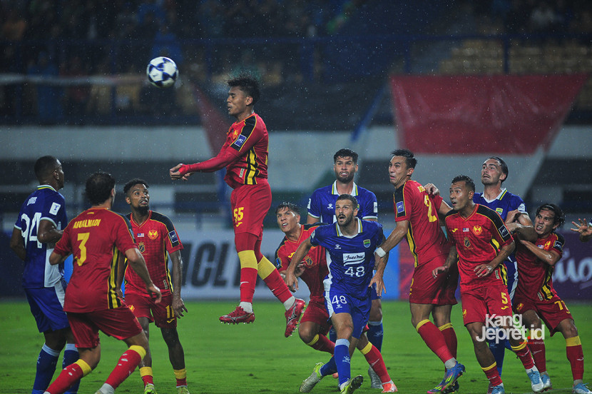 Gelandang Selangor FC Harith Haiqal menghalau bola tendangan bebas Persib Bandung pada laga Grup G AFC Champions League Two (ACL 2) di Stadion GBLA Bandung, Kamis (23/10/2025) malam. KANGJEPRET.ID/ YOGI ARDHI, (Data: Nikon D3, Nikkor 300/2.8 ED MF)