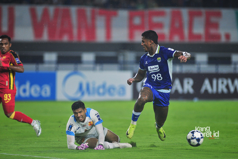 Striker Persib Bandung Ramon de Souza berhadapan satu lawan satu dengan kiper Selangor FC Shikh Ikhsan pada laga Grup G AFC Champions League Two (ACL 2) di Stadion GBLA Bandung, Kamis (23/10/2025) malam. KANGJEPRET.ID/ YOGI ARDHI, (Data: Nikon D3, Nikkor 300/2.8 ED MF)