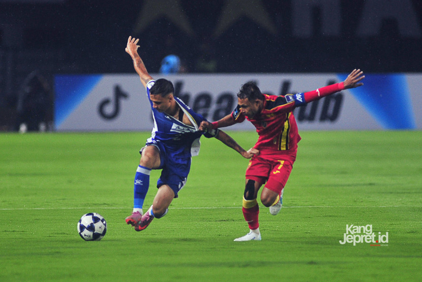 Winger Persib Bandung Eliano Reijnder (kiri) dibayangi gelandang serang Selangor FC Faisal Halom (kanan) pada laga Grup G AFC Champions League Two (ACL 2) di Stadion GBLA Bandung, Kamis (23/10/2025) malam. KANGJEPRET.ID/ YOGI ARDHI, (Data: Nikon D3, Nikkor 300/2.8 ED MF)