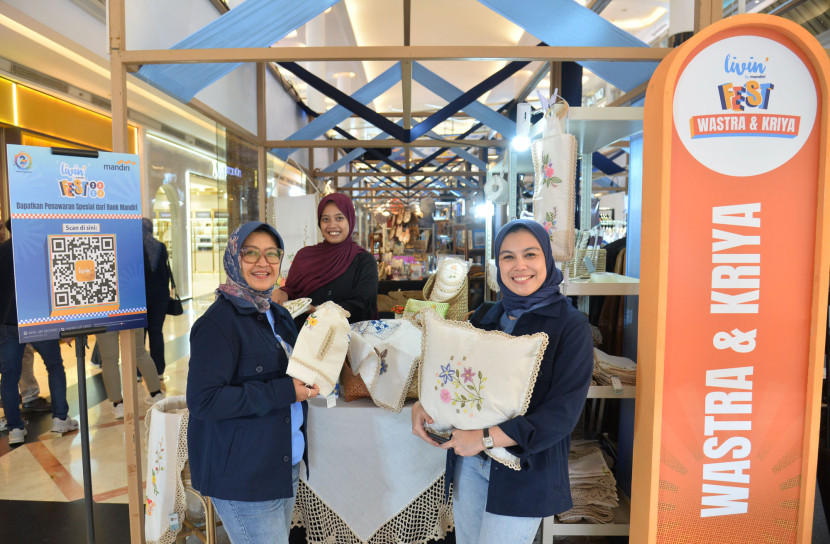 Regional CEO Region VI / Jawa Barat Nila Mayta Dwi Rihandjan (kiri) memperlihatkan produk wastra dan kriya pada acara Livin’ Fest Bandung di Trans Studio Mall, Kota Bandung, Kamis (23/10). Foto: Istimewa