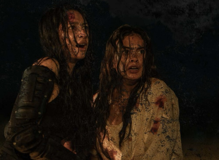Mikha Tambayong dan Eva Celia dalam film Abadi Nan Jaya. (Netflix)