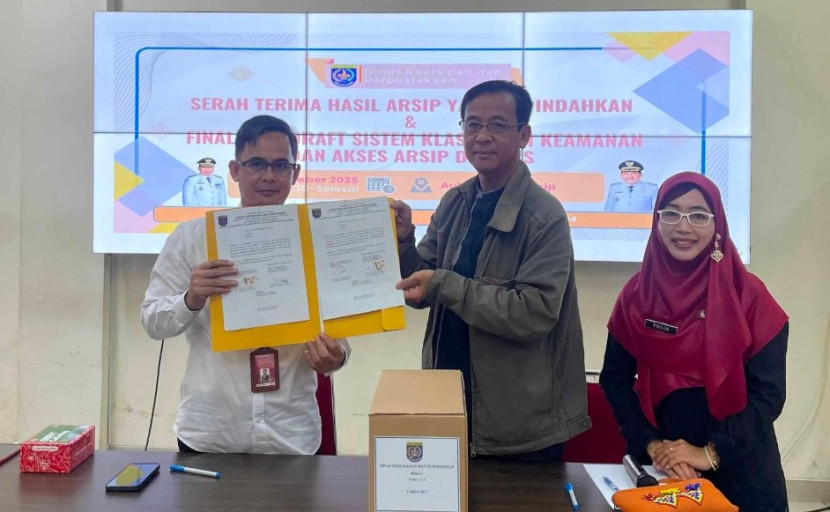 Kepala Diskarpus Kota Depok, Utang Wardaya (kiri) dan Sekdis Disrumkim Kota Depok, Mursid (tengah) serta Kepala Bidang Pengelolaan Arsip, Diskarpus Kota Depok, Yulia Oktavia (kanan). (Foto: Dok Diskominfo Kota Depok)