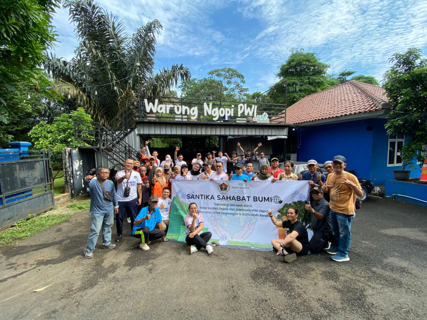 Karyawan Hotel Santika Depok melaksanakan Program Santika Sahabat Bumi dengan aksi bersih-bersih sampah dengan mengajak wartawan dari PWI.Kota Depok, Jumat (24/10/2025). (Foto: Dok RUZKA INDONESIA)