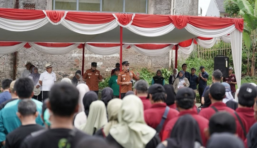 Apel aksi bersih sampah nasional di kawasan Jembatan Merah, Kecamatan Baros, pada Jumat (24/10/2025).