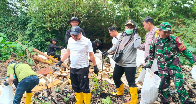 Aksi bersih-bersih Kali Cipinang dipimpin langsung Wakil Wali Kota Depok, Chandra Rahmansyah, didampingi Kepala Dinas Lingkungan Hidup dan Kebersihan (DLHK) Abdul Rahman, Jumat (24/10/2025).