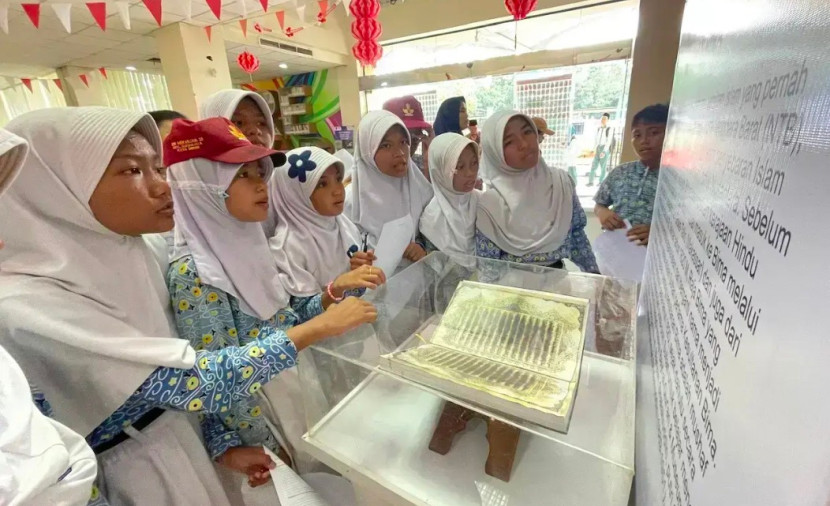 Para pelajar di pameran Bayt Al-Qur'an dan Museum Istiqlal di Perpustakaan Kota Depok, Kamis (23/10/2025). (Foto: Dok Diskominfo Kota Depok)