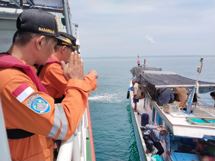 Basarnas serahkan Abdul Rifa’i ke pihak pihak keluarga dan dibawa pulang menggunakan perahu nelayan