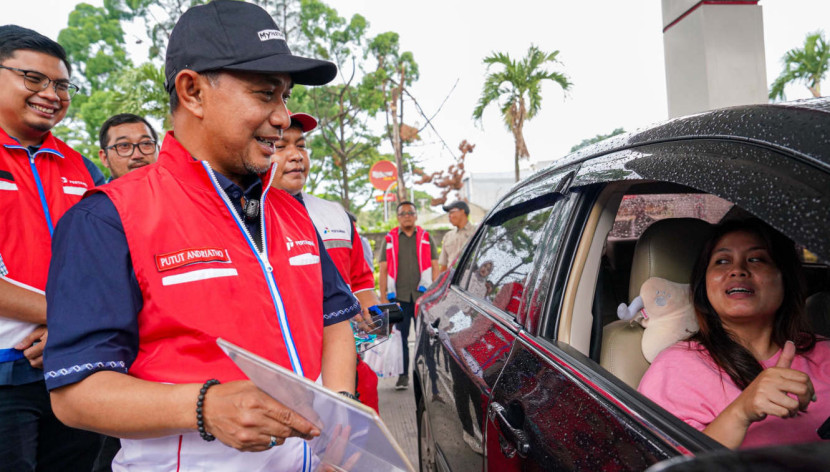 Di SPBU 34.15317 Ciater, Serpong, Tangerang Selatan, Kamis (23/10/2025), Direktur SDM dan Penunjang Bisnis Pertamina Patra Niaga, Putut Andriatno berinteraksi dengan pelanggan, serta memastikan aspek Quality & Quantity (QQ) produk BBM melalui uji tera nozzle. (Foto: Dok RUZKA INDONESIA)