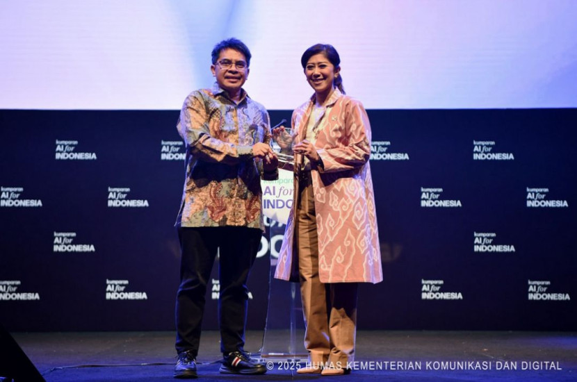 Menteri Komunikasi dan Digital Meutya Hafid memberikan sambutan pada acara “AI for Indonesia 2025 by Kumparan” di Ballroom Djakarta Theater, Jakarta, Kamis (23/10/2025). (Foto: Kemkomdigi/Ruzka Indonesia)