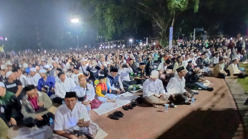 Jamaah Ngaji Bareng Gus Iqdam di Balaikota Depok