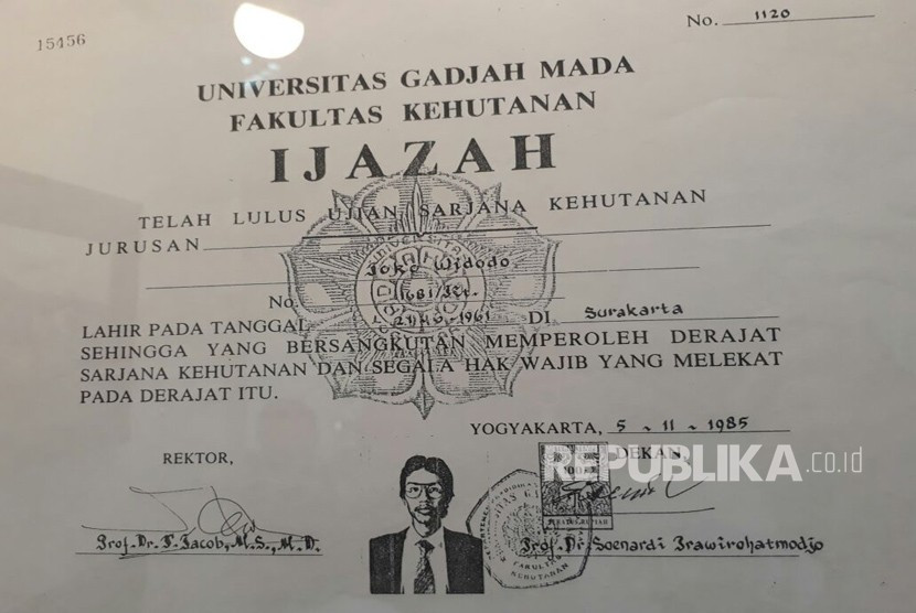 Foto kopi ijazah Jokowi dipajang di Graha Inovasi Mahasiswa Fakultas Kehutanan UGM.