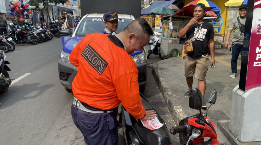 Penindakan parkir liar di Kota Sukabumi.