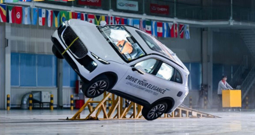 LEPAS L8 berhasil melewati tiga skenario tes ketat — Bottom Scraping Test, Fording Obstacle Test, dan Rollover Test—di Chery Longshan Test Center (20/10/2025), sekaligus membuktikan keunggulan teknologinya. (Foto: Dok RUZKA INDONESIA)