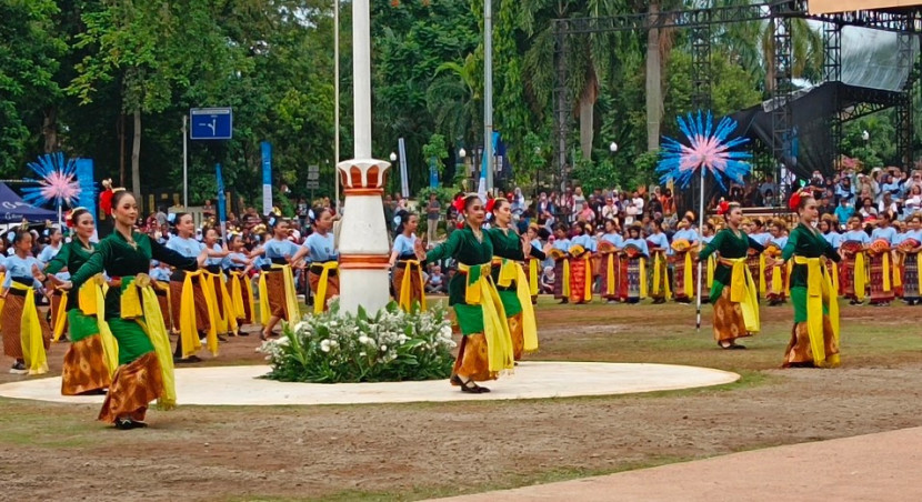 Penampilan penari Ayodya Pala di ajang pemecahan Rekor Dunia MURI dengan 1.117 penari dalam satu sanggar. (Foto: Rusdy Nurdiansyah/RUZKA INDONESIA)