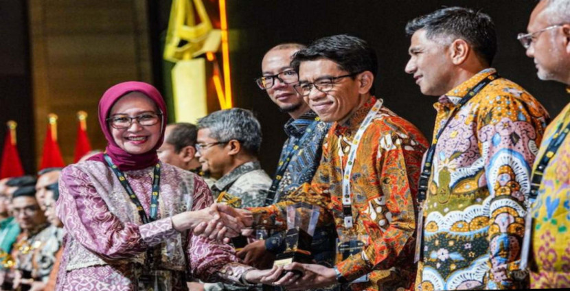 Kepala BPH Migas, Erika Retnowati, memberikan penghargaan kepada Direktur Perencanaan dan Pengembangan Bisnis Pertamina Patra Niaga, Harsono Budi Santoso pada malam penganugerahan di Jakarta, Jumat (24/10/2025) malam. (Foto: Dok RUZKA INDONESIA)