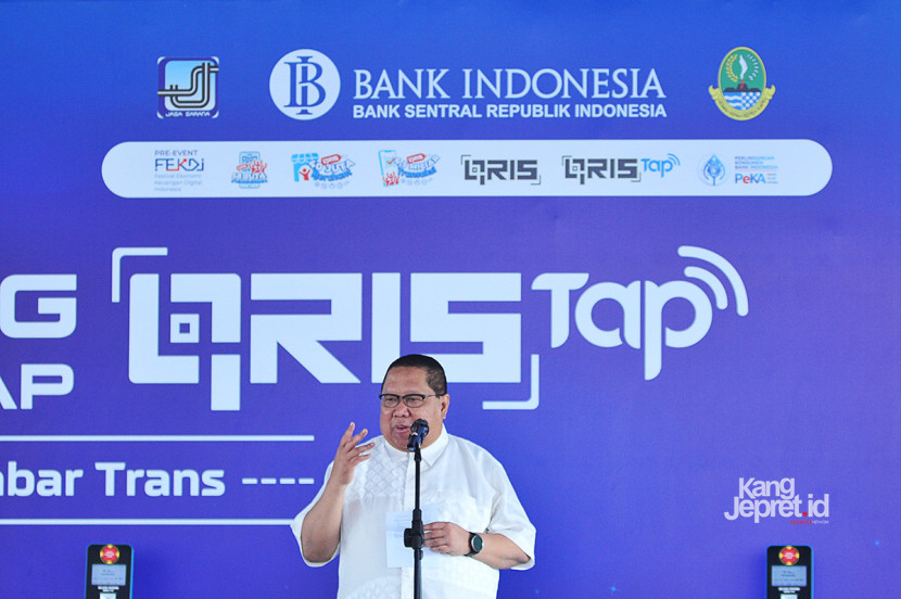 Kepala Perwakilan BI Provinsi Jabar, Muhamad Nur menyampaikan sambutan pada acara peresmian QRIS Tap di Kantor Bank Indonesia Perwakilan Jabar, Bandung, Jumat (24/10/2025). KANGJEPRET/ YOGI ARDHI (Nikon D3, Nikkor 80-200/2.8 ED 3rd Gen)
