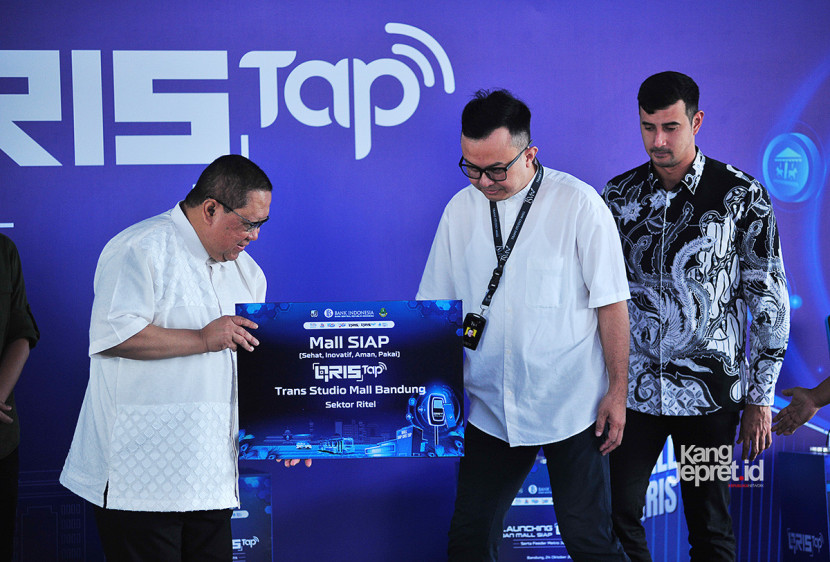 Kepala Perwakilan BI Provinsi Jabar, Muhamad Nur, (kiri) menyerahkan mockup Mall Siap QRIS Tap kepada General Manager Trans Studio Mall (TSM) Bandung Ulfa Maryon (tengah) disaksikan  Wakil Bupati Kabupaten Bandung Ali Syakieb (kanan) pada acara peresmian QRIS Tap dan Feeder Metro Jabar Trans di Kantor Bank Indonesia Perwakilan Jabar, Bandung, Jumat (24/10/2025). KANGJEPRET/ YOGI ARDHI (Nikon D3, Nikkor 80-200/2.8 ED 3rd Gen)