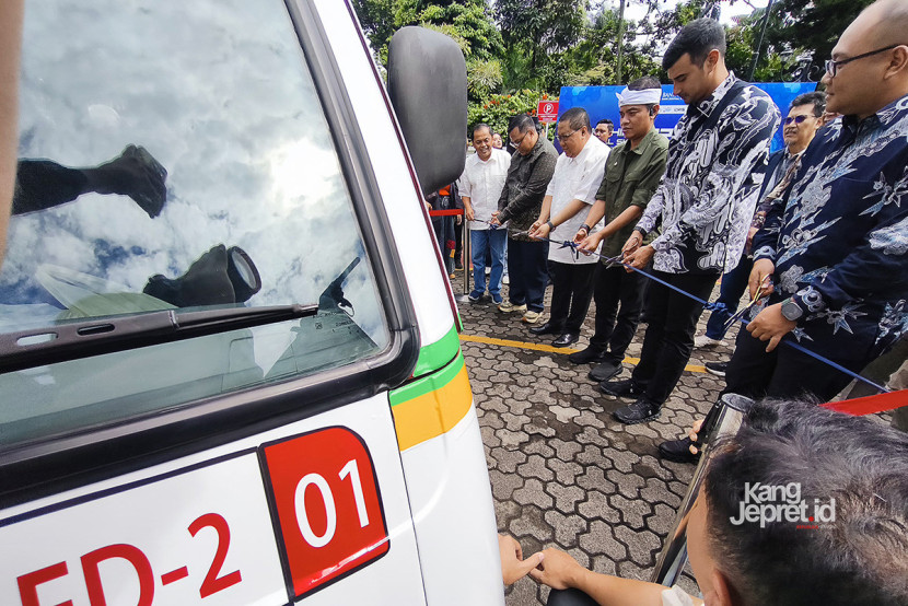 Kepala Dinas Perhubungan Jabar, Dhani Gumelar, (dari kanan) Wakil Bupati Kabupaten Bandung Ali Syakieb, Kepala Biro Perekonomian Provinsi Jawa Barat Budi Kurnia dan Kepala Perwakilan BI Provinsi Jabar, Muhamad Nur menggunting pita pada acara peresmian angkot feeder Metro Trans Jabar di Kantor Bank Indonesia Perwakilan Jabar, Bandung, Jumat (24/10/2025). KANGJEPRET/ YOGI ARDHI (Data kamera: Xiaomi 14 T, 15mm lens)