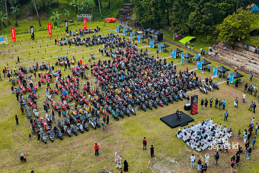 Foto udara suasana penyerahan piagam Museum Rekor MURI untuk “Pengisian Daya Motor Listrik Terbanyak dari Satu Merek” di Bumi Perkemahan Kiarapayung, Jatinangor, Sabtu (25/10/2025). (FOTO: Dok Polytron)