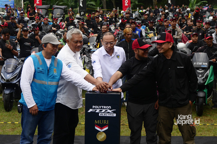 Penekanan tombol sirine tanda pengisian daya serentak oleh anggota PVER sebagai upaya pemecahan rekor Museum Rekor MURI untuk “Pengisian Daya Motor Listrik Terbanyak dari Satu Merek” di Bumi Perkemahan Kiarapayung, Jatinangor, Sabtu (25/10/2025). (KANGJEPRET.ID/YOGI ARDHI) (Lumix GX-8, Lumix 14-140mm).