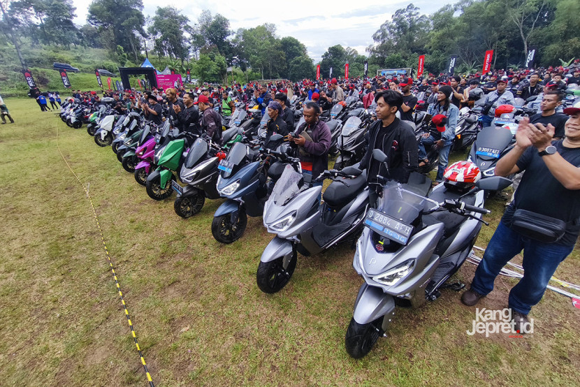 Ratusan peserta mengikuti pengisian daya serentak oleh anggota PVER sebagai upaya pemecahan rekor Museum Rekor MURI untuk “Pengisian Daya Motor Listrik Terbanyak dari Satu Merek” di Bumi Perkemahan Kiarapayung, Jatinangor, Sabtu (25/10/2025). (KANGJEPRET.ID/YOGI ARDHI) (Lumix GX-8, Lumix 14-140mm).