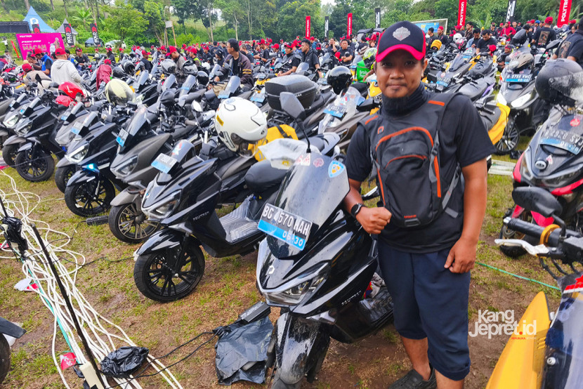 Deo Rizky anggota PVER asal Palembang bersama motor listrik yang dikendarainya dari palembang di sela Jambore PEVR di Bumi Perkemahan Kiarapayung, Jatinangor, Sabtu (25/10/2025). (KANGJEPRET.ID/YOGI ARDHI) (Lumix GX-8, Lumix 14-140mm).